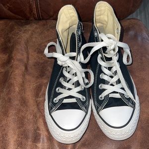 Size 6 women black top converse